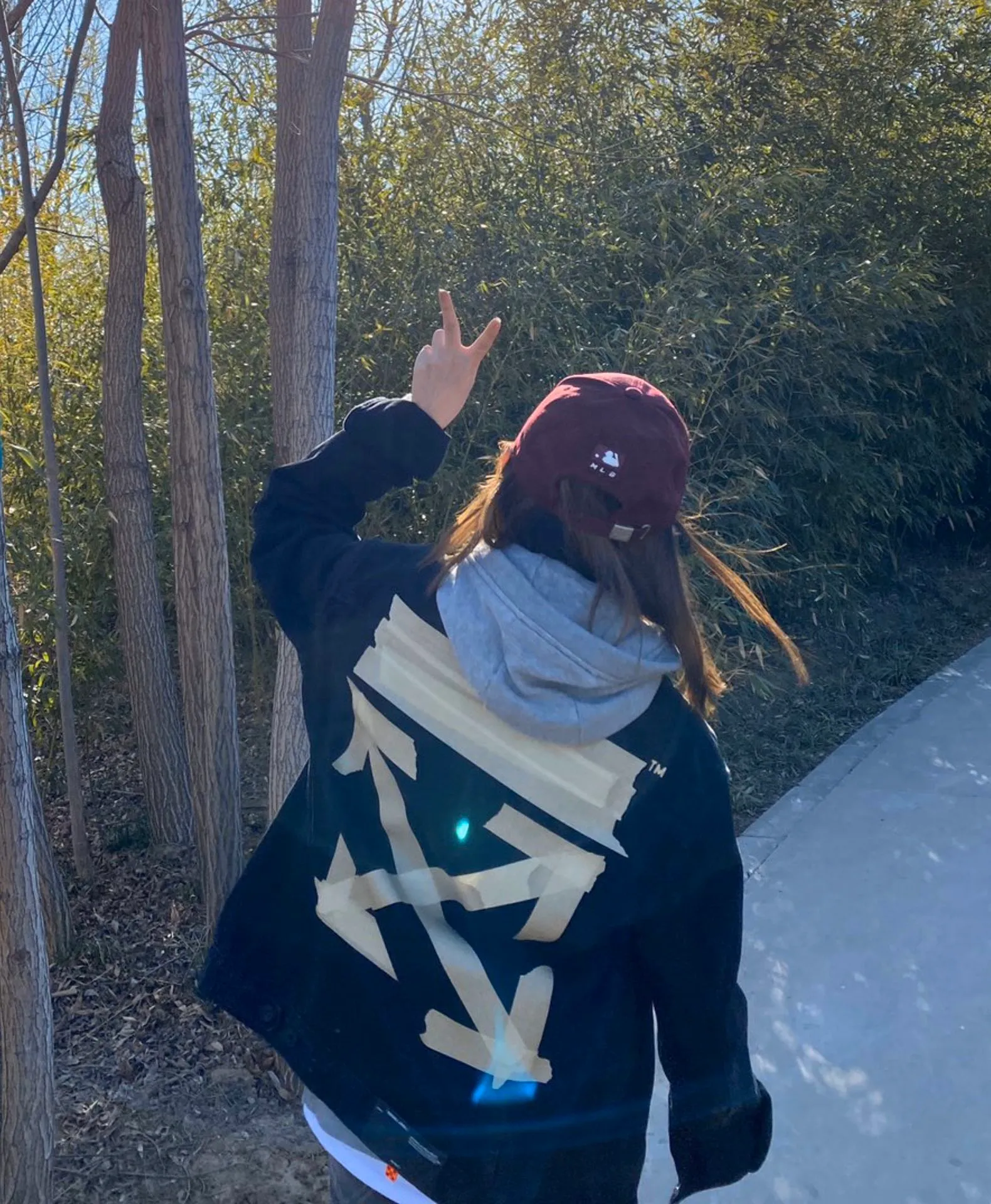 ♻️💯Upper body reference model picture❤️ The top tested version OFF WHITE classic tape patch arrow OW men's and women's black denim jackets and jackets. The heat transfer process used in the printing will not be introduced in detail. Everyone who has bought my tape series knows the quality. With anti-counterfeiting technology on the back, this is a truly over-the-top off-white yellow tape denim jacket with a distinctive signature and unique high street style! The stylized design is printed on a classic frame, and a layer of foundation-colored colloid with a graffiti effect is superimposed on the printing. It is visually very consistent with the theme, as if a layer of tape has been pasted, and the design is brilliant! Heavy black denim is more tough and retro, with heavy processing of the main elements and a micro-profile version that can be worn by both men and women! Street inkjet arrows, the arrow symbols on the signboard on the back are given different shapes due to different city restrictions. Surrounding the more street-style inkjet elements, the big arrow on the back and the frequent OFF circle graffiti in autumn and winter, the inkjet visual sense of street graffiti is everywhere! Full set of customized accessories Size chart